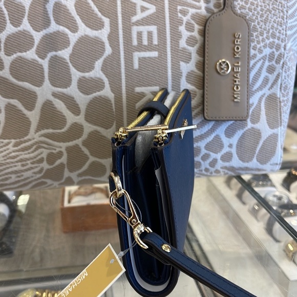 MICHAEL KORS LARGE DOUBLE ZIP WRISTLET WALLET PHONE CASE 
Navy NWT - Picture 13 of 16